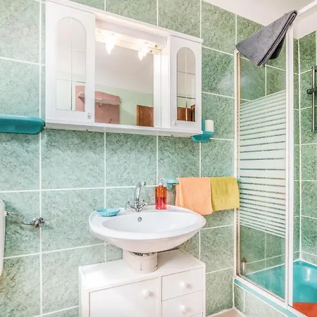 2 Bedroom Amazing In Krk Appartamento Krk Town